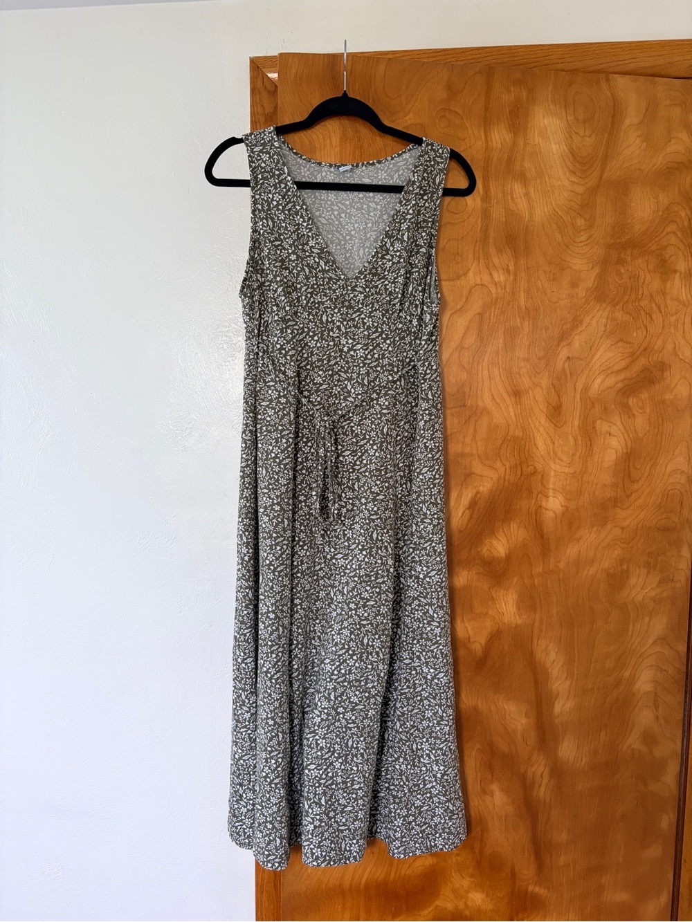 Old Navy Olive Green Floral Sleeveless V-Neck Tie-Waist Midi Dress